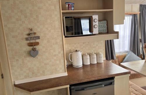 Burnham-on-Sea Ski Chalet | Caravan Sleeps 4 with Free Parking