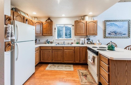 Emigrant Cottage | Carbella Cabin - Charming Cabin On Over 70 Acres Overlooking Tom Miner Basin