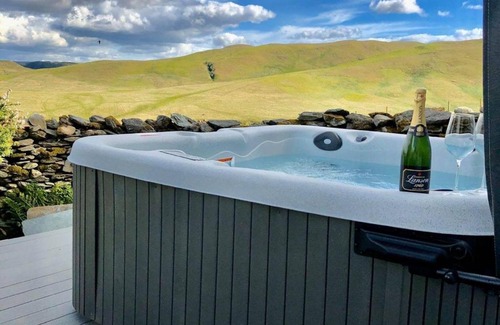 Penrith House | Carhullan Farmhouse - With Hot Tub & Dog-friendly