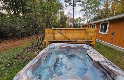 Woodsville House | Caribou Cabin – Fireside & Hot Tub Retreat