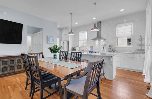 Hoyt House | CARLTON LANDING! 3-Porches, Partial lake views, Putting green and Fire pit.