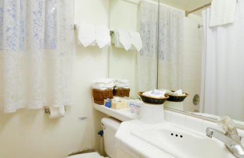 Northwest Carmel Hotel | Carmel Fireplace Inn
