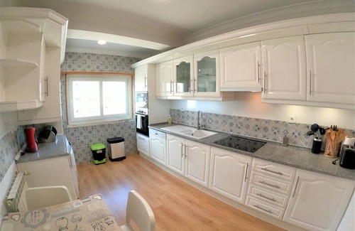 Linda-a-Velha Apartment | Carnaxide, modern 1 bedroom apartment w/balcony in Carnaxide, Oeiras, Lisbon