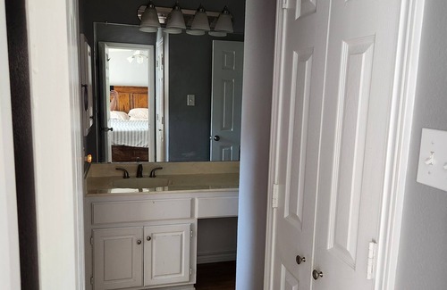 Cedar Hill House | Carousel Cottage - Quiet, Cozy, 15 minutes from Downtown Dallas!