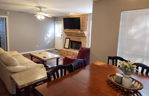 Cedar Hill House | Carousel Cottage - Quiet, Cozy, 15 minutes from Downtown Dallas!
