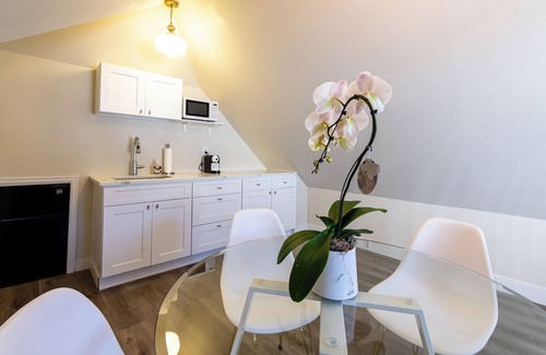 Congress Park Apartment | Carriage House - Guest Suite