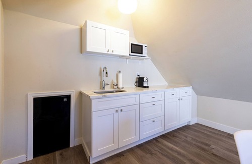 Congress Park Apartment | Carriage House - Guest Suite
