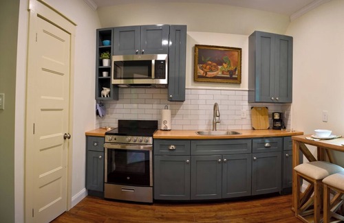 Newnan Apartment | Carriage house retreat - a cozy place to unwind and breathe the country air!