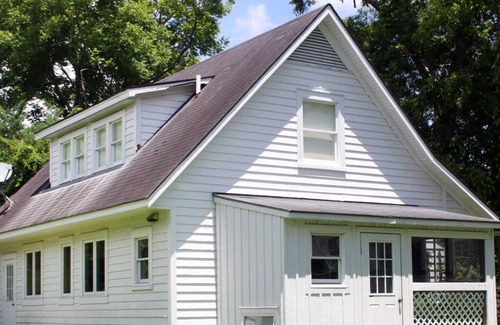 Morehead City Cottage | Carriage House with 2 Bed, 2 Bath, Kitchen and Media Room