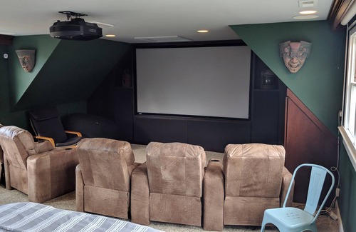 Morehead City Cottage | Carriage House with 2 Bed, 2 Bath, Kitchen and Media Room