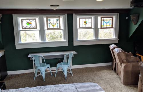 Morehead City Cottage | Carriage House with 2 Bed, 2 Bath, Kitchen and Media Room