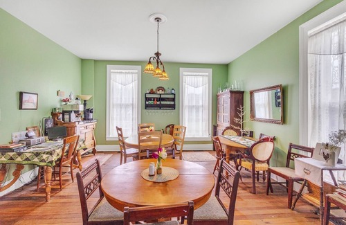 Glasgow Cottage | Carroll Cottage 1 Bedroom by Main Street Bed & Breakfast