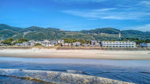 Rockaway Beach House | Carshells Condo 2 - Meredith Lodging