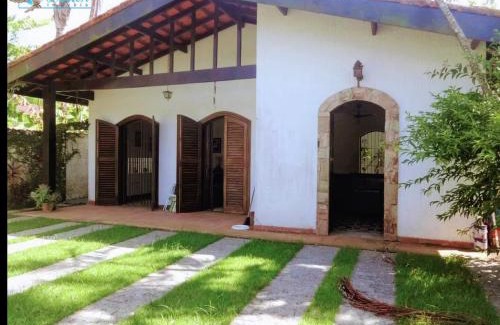 Jardim Virginia House | Casa 5 quartos ar cond piscina churrasqueira a 550 m da praia