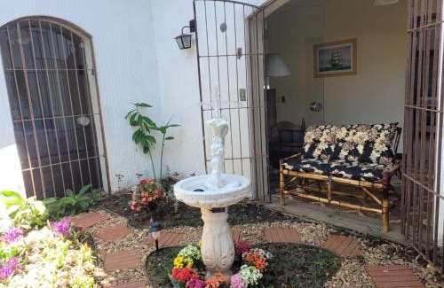 Jardim Virginia House | Casa 5 quartos ar cond piscina churrasqueira a 550 m da praia