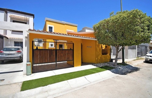 La Paz House | Casa Amarilla Renovada, Patios Amplios y Más