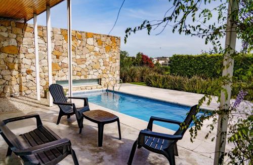 Las Colinas de Peralta Ramos House | Casa Angelica - Casa en Barrio Cerrado Arenas del Sur para 6 PAX con Pileta y Parilla