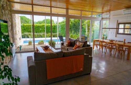 Las Colinas de Peralta Ramos House | Casa Angelica - Casa en Barrio Cerrado Arenas del Sur para 6 PAX con Pileta y Parilla