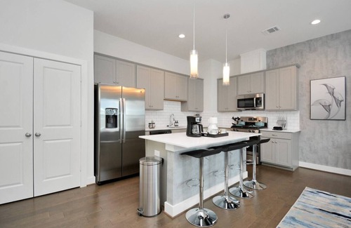 Riverside Terrace House | Casa Azure - 10 mins to Rodeo! Med Center, UofH