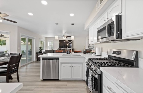 Pumpkin Center House | Casa Bella Gardens- Spacious 5-bedroom house in welcoming Bakersfield with Pool