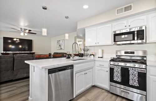 Pumpkin Center House | Casa Bella Gardens- Spacious 5-bedroom house in welcoming Bakersfield with Pool