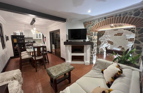 Antigua Guatemala House | Casa Bella Vista Antigua guatemala/4 bed/4 blocks central park 10 P./AC,/Wiffi
