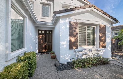 Elk Grove House | Casa Blanca - Beautiful, Quiet, & Relaxing!