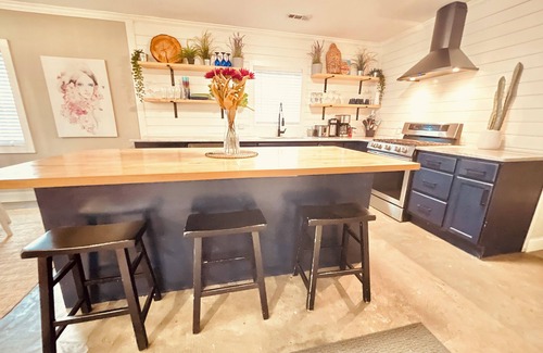 Peoplestown House | Casa Bohemian 3/2 Hot Tub sleeps 14