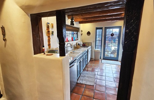Taos House | Casa Carlos Authentic Historic Adobe -Walk to Plaza -Hot Tub- Mini Split A/C