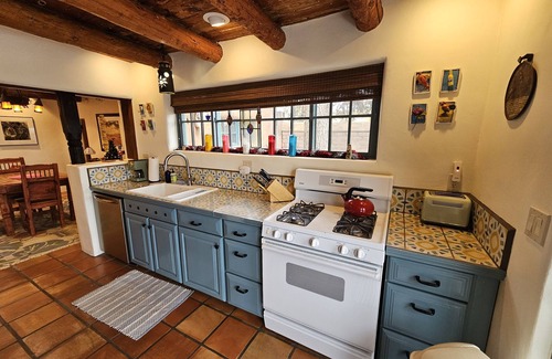 Taos House | Casa Carlos Authentic Historic Adobe -Walk to Plaza -Hot Tub- Mini Split A/C