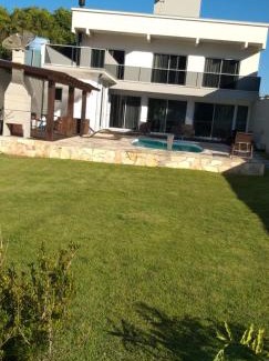 Bombas House | Casa com Piscina e Hidromassagem Montoski