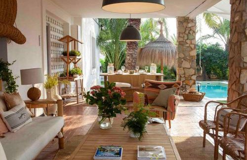 Algoda House | Casa con encanto en un jardín espectacular con piscina entre palmeras