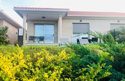 Cangas House | Casa con jardín al lado de Playa Hío