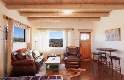 Arroyo Hondo House | Casa de Alfarero - Hot Tub - EV Charger - Gas Grill - Mountain Views