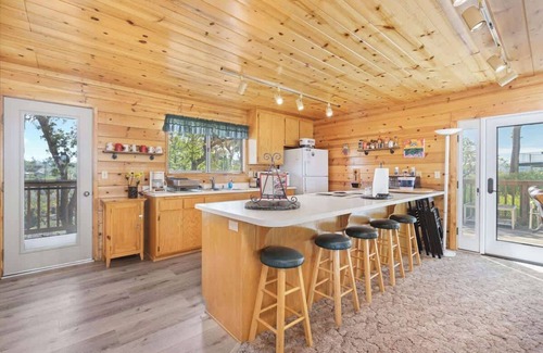 Oak Shores Cabin | Casa de Corona Lake House with Fireplace & Grill