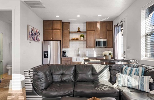 St. George House | Casa De Luz Casita: Desert Color Lagoon + Beaches