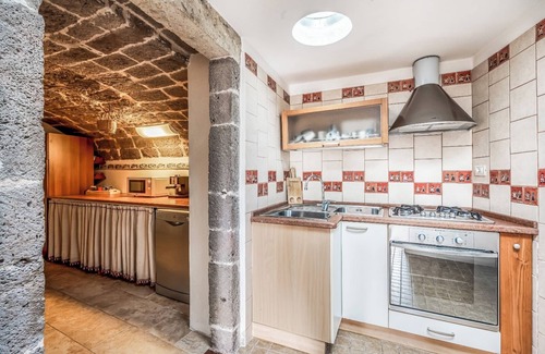 Seneghe House | Casa de Vila Bastante Renovada, com Terraço e Dois Banheiros