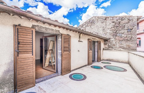 Seneghe House | Casa de Vila Bastante Renovada, com Terraço e Dois Banheiros