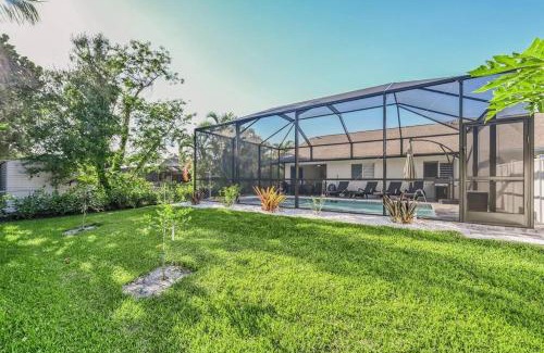 Naples Park House | Casa Del Mare at the Beach 2 bd rms W King Beds
