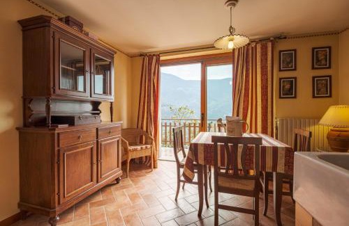 Adrara San Martino Apartment | Casa del Picchio