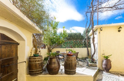 Chromonastiri House | Casa Dorata: Quiet, unique beauty at a picturesque village close to Rethymnon.