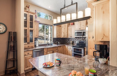 Alto Cabin | Casa Escondida | Pet Friendly, Hot Tub, Views