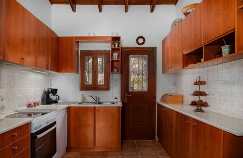 Vagia House | Casa Fos Aegina, 2 minutes from the sea on foot.