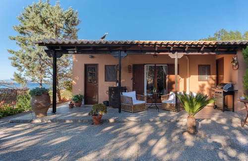 Vagia House | Casa Fos Aegina, 2 minutes from the sea on foot.