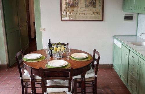 Asciano House | Casa Giobatta A: An elegant and welcoming one-story apartment that is part of an ancient country house surrounded by the greenery, with Free WI-FI.