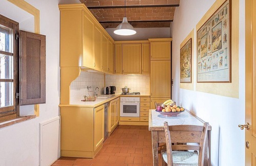 Asciano House | Casa Giobatta D: A characteristic and welcoming two-story apartment that is part of an ancient country house surrounded by the greenery, with Free WI-FI.