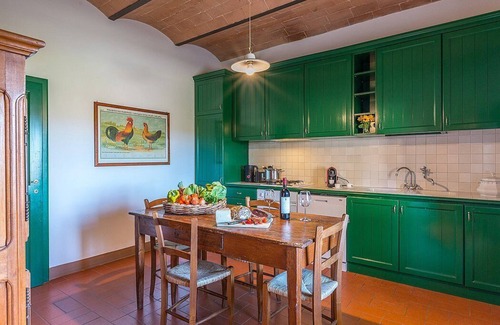 Asciano House | Casa Giobatta I: A characteristic and welcoming two-story apartment that is part of an ancient country house surrounded by the greenery, with Free WI-FI.