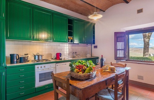 Asciano House | Casa Giobatta I: A characteristic and welcoming two-story apartment that is part of an ancient country house surrounded by the greenery, with Free WI-FI.
