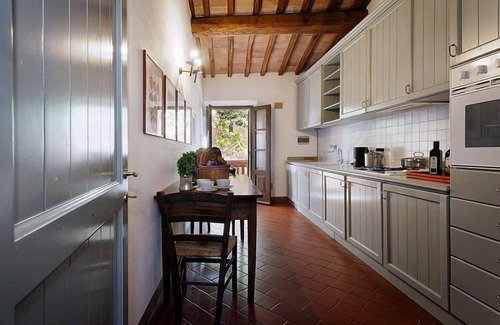 Asciano House | Casa Giobatta O: A characteristic and welcoming one-story apartment that is part of an ancient country house surrounded by the greenery, with Free WI-FI.