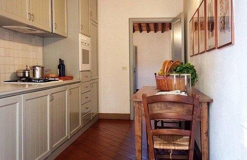 Asciano House | Casa Giobatta O: A characteristic and welcoming one-story apartment that is part of an ancient country house surrounded by the greenery, with Free WI-FI.